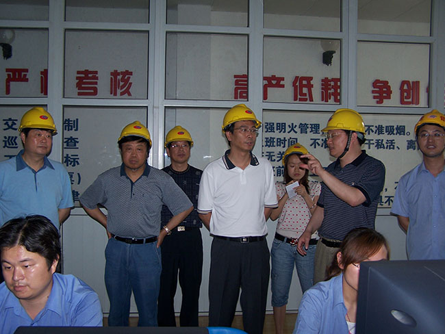 2007年6月21日，張家港市市長王翔到集團核心企業(yè)華昌化工合成主控室參觀