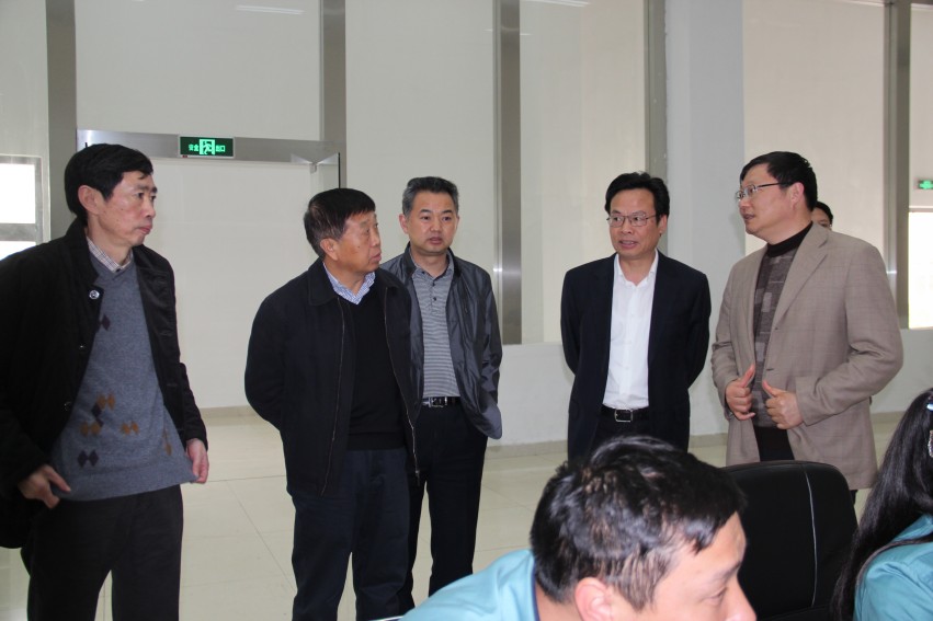 2015年4月16日下午，張家港市委書記姚林榮，市委常委、保稅區(qū)黨工委副書記、管委會(huì)副主任、金港鎮(zhèn)黨委書記卞東方等領(lǐng)導(dǎo)來華昌化工，就公司新項(xiàng)目進(jìn)行調(diào)研。朱郁健、路江、胡波等領(lǐng)導(dǎo)陪同姚書記一行參觀了氣化主控室和多元醇主控室。